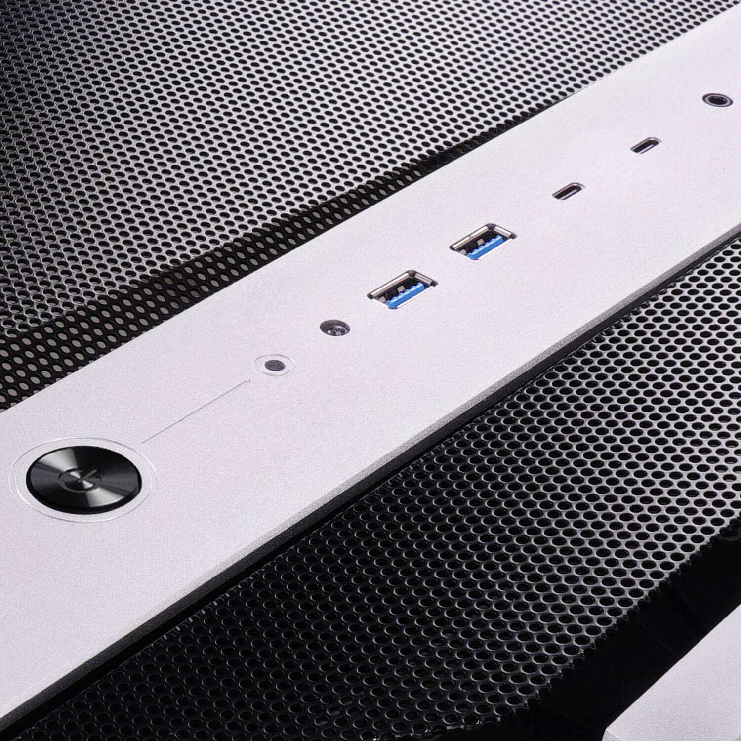 迎广 InWin AEON 铝合金 I/O 面板，支持 USB Type-C 60W 快充