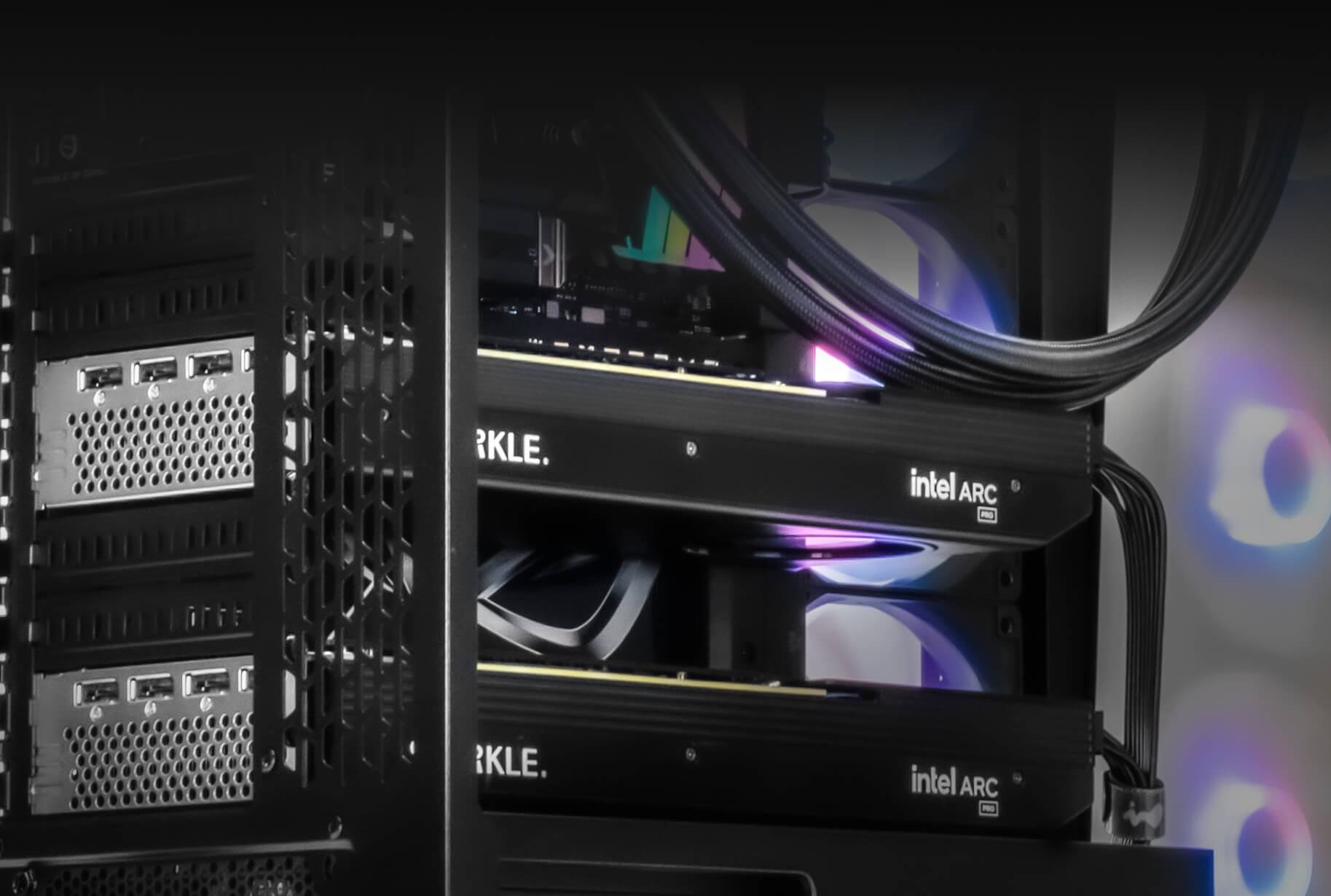 W50 8 槽 PCIe 設計支援雙專業顯卡用於 AI、渲染與模擬