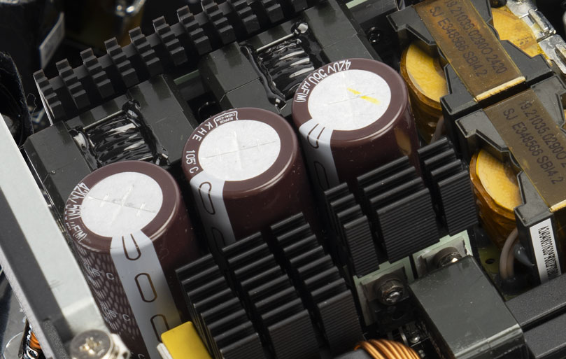 InWin コンデンサー
	DC to DC
	保護機能 105°Cの耐熱評価を持つプレミアム日本製コンデンサーは高温下での電力安定性を向上させ、非常に長い寿命を提供します。